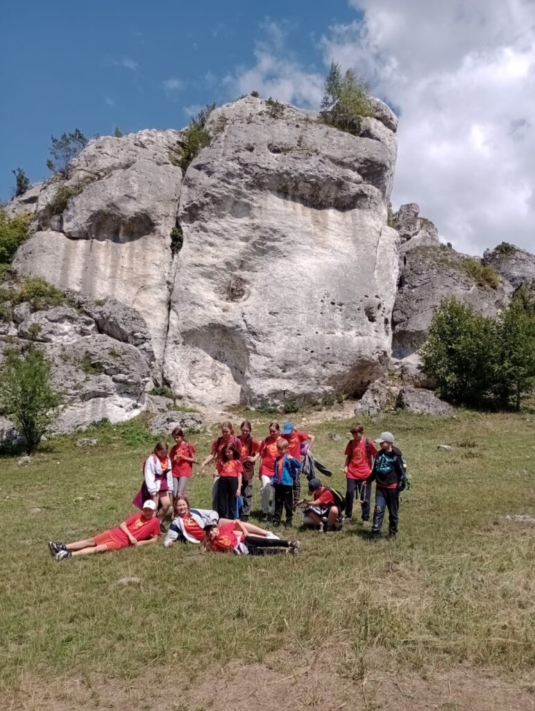 Obozy dla dzieci Łódź - dzieci podczas przygody i zajęć terenowych